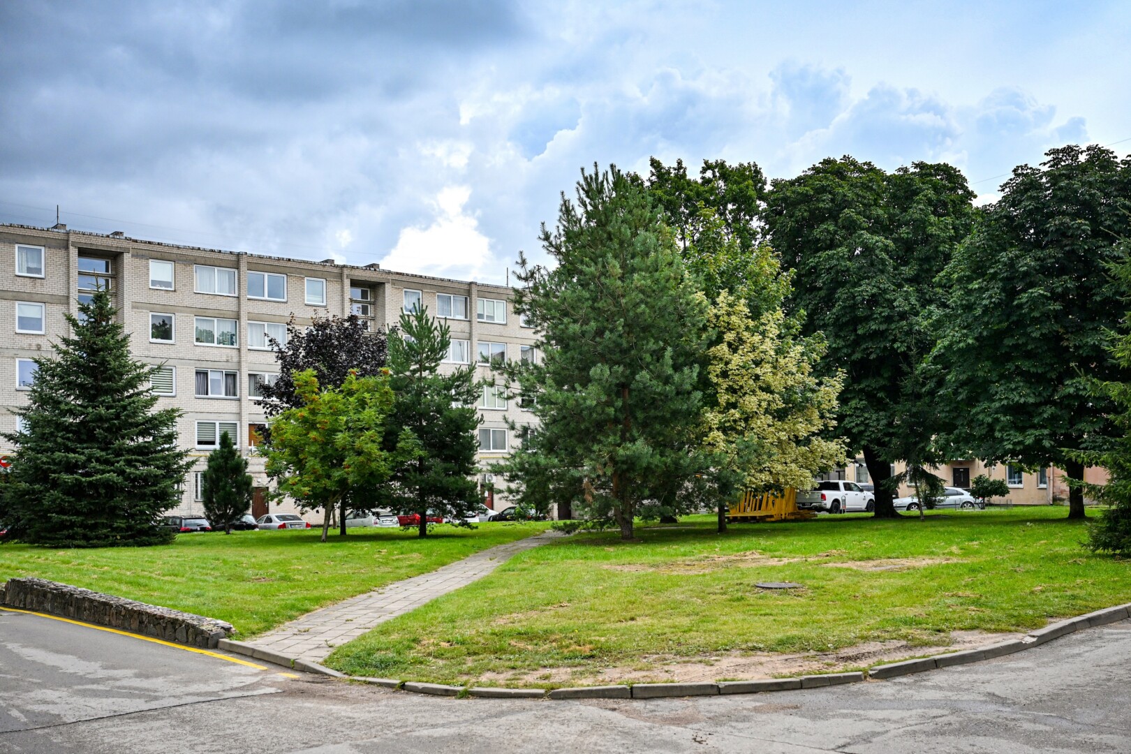 Du poetai, viena erdvė: Panevėžio politikai spręs, E. Mezginaitės ar H. Radausko vardu bus pavadintas naujasis skveras Laisvės aikštės pašonėje. Šis laukia ne tik vardo, bet ir atnaujinimo kartu su aikštės prieigomis. G. KARTANO nuotr.