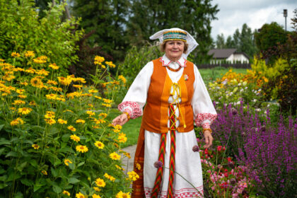 Tautinis kostiumas – ne tik išskirtinė apranga, kurią atpažįstame per valstybines šventes ar folkloro renginius. Tai – gyvas istorijos, tapatybės ir kultūros ženklas, atėjęs iki mūsų iš protėvių rankų darbo, iš lininio audinio kvapo, iš spalvingų raštų, kuriuose slypi simboliai ir pasakojimai. Panevėžietė Bronė Slapšienė – viena iš tų, kuri ne tik brangina tautinį kostiumą, bet ir siekia, kad šis paveldas vėl taptų gyvas mūsų kasdienybėje.