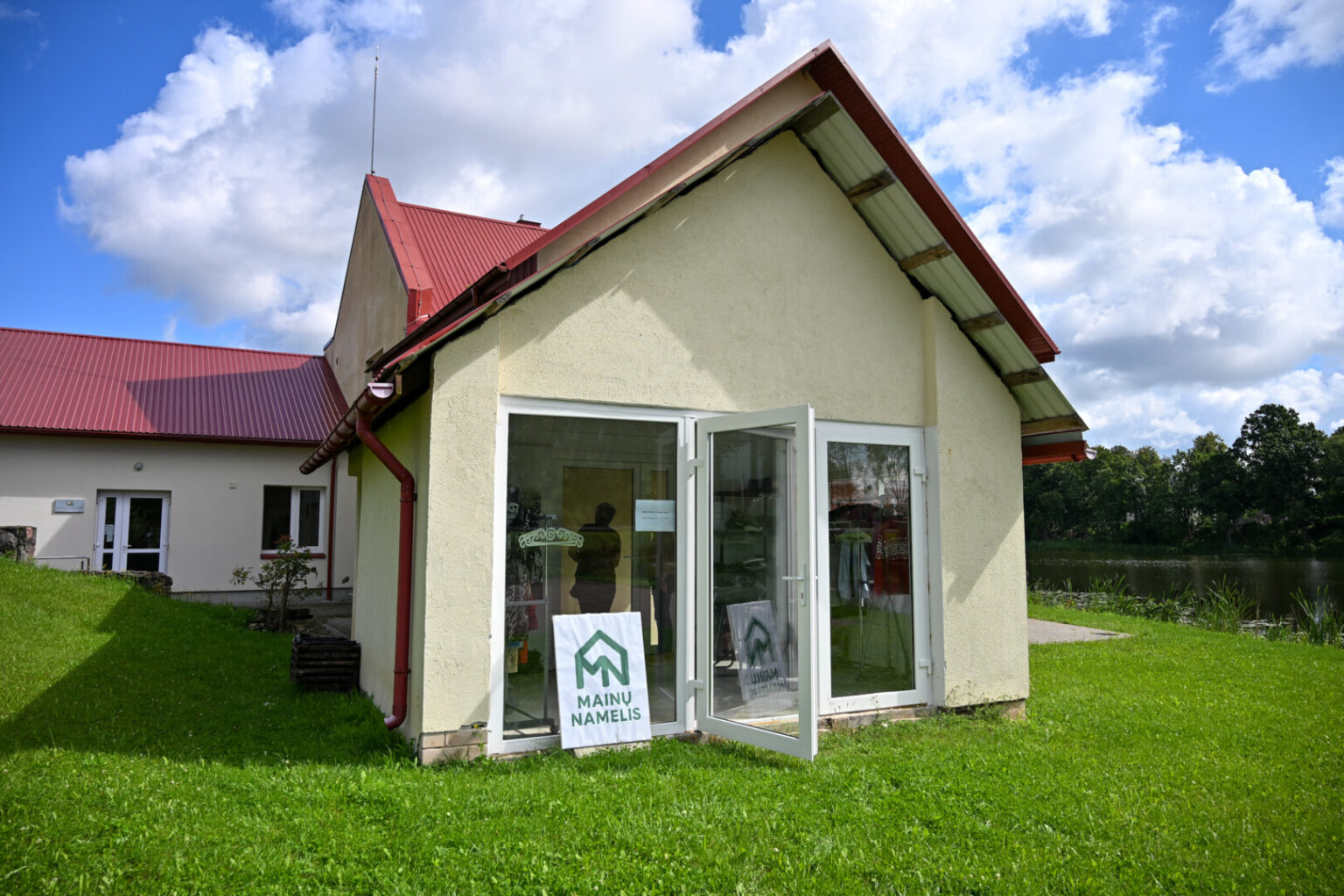 Nedideliame Panevėžio rajono kaime, Ėriškiuose, vyksta savotiškas eksperimentas. Vietiniai vis rečiau ieško naujų pirkinių, o vis dažniau – pamirštų daiktų savo spintose, sandėliukuose ar indaujose. Jau mėnesį kaimo gyvenimą keičia kartą per savaitę duris atveriantis stiklinis mainų namelis – vieta, kur seni daiktai randa naujus šeimininkus. Taip kaimas nusprendė pasistengti gyventi kitaip: mažiau pirkti, daugiau dalintis ir net per daiktus sugrįžti vieni pas kitus.