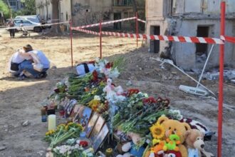 Lyginant gyventojų ir teikiamos paramos kiekį, Lietuva yra viena labiausiai Ukrainai padedančių šalių. Dar daugiau paramos siunčia Estija, nedaug nuo Lietuvos atsilieka kaimyninė Latvija.