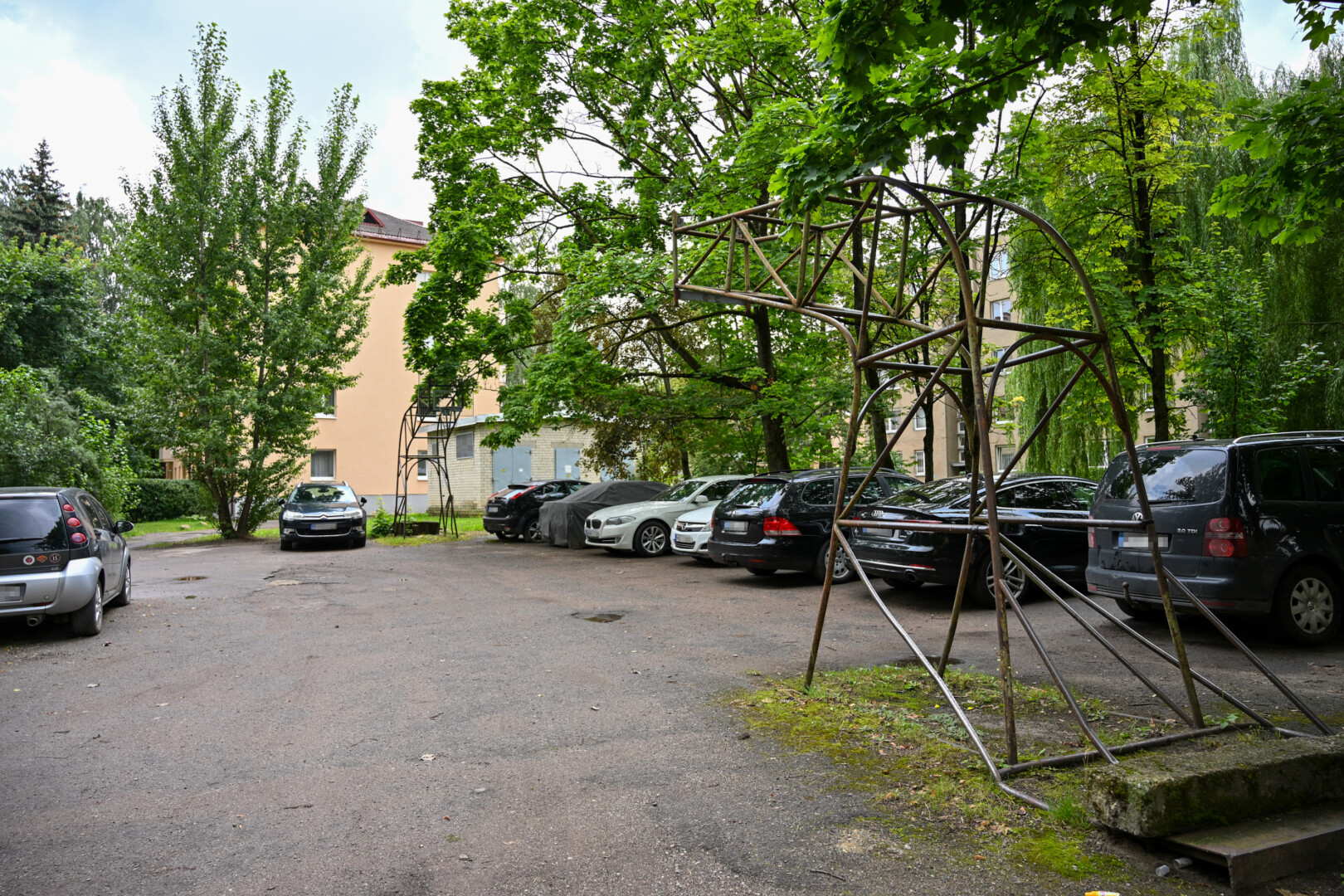 Sena krepšinio aikštelė tapo kovos lauku – vietos nepasidalina žaidžiantys vaikai ir automobilių vairuotojai. P. ŽIDONIO nuotr.