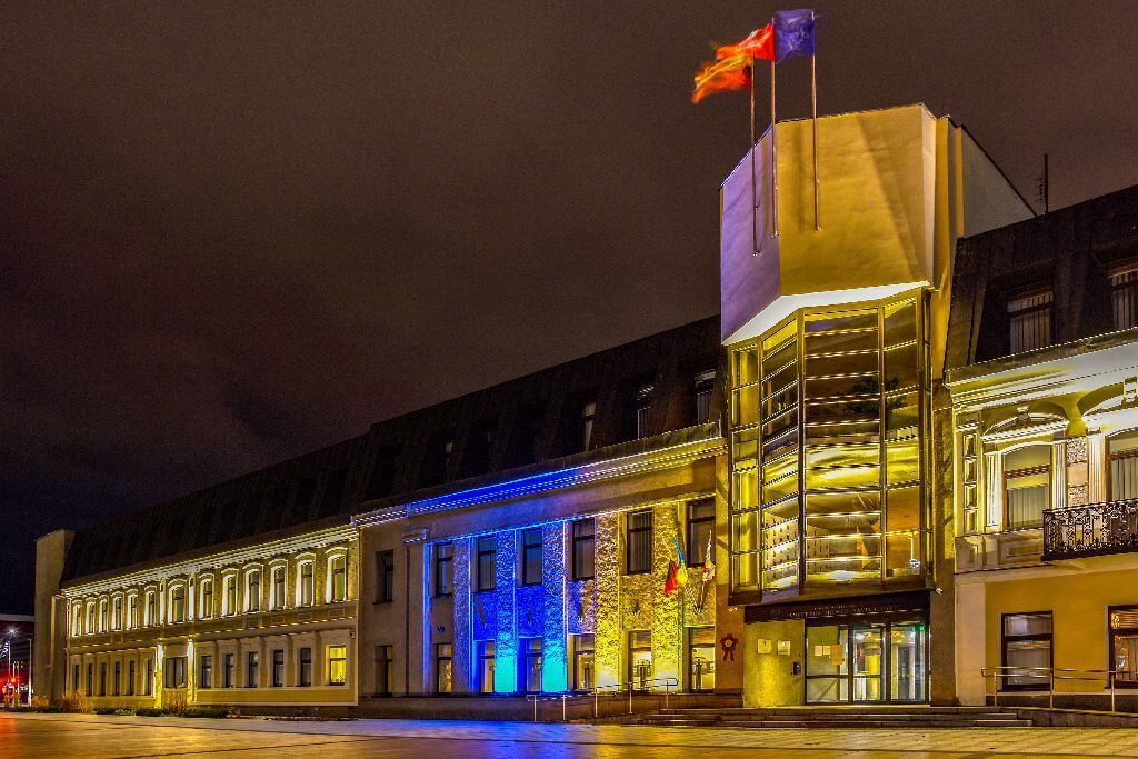 Rugpjūčio 24 d., sekmadienį, bus minima Ukrainos Nepriklausomybės diena – Savivaldybės pastatas bei Nepriklausomybės aikštėje esantis fontanas nušvis Ukrainos vėliavos – mėlyna ir geltona – spalvomis.