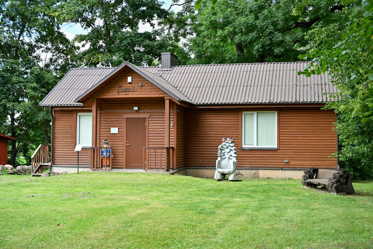 Panevėžio rajoną garsinančiam Miežiškių eglutės žaisliukų muziejui dėl avarinės būklės užvėrus duris, iki Kalėdų planuojama ne tik suremontuoti jo pastatą, bet ir įrengti kalėdinį kiemą.