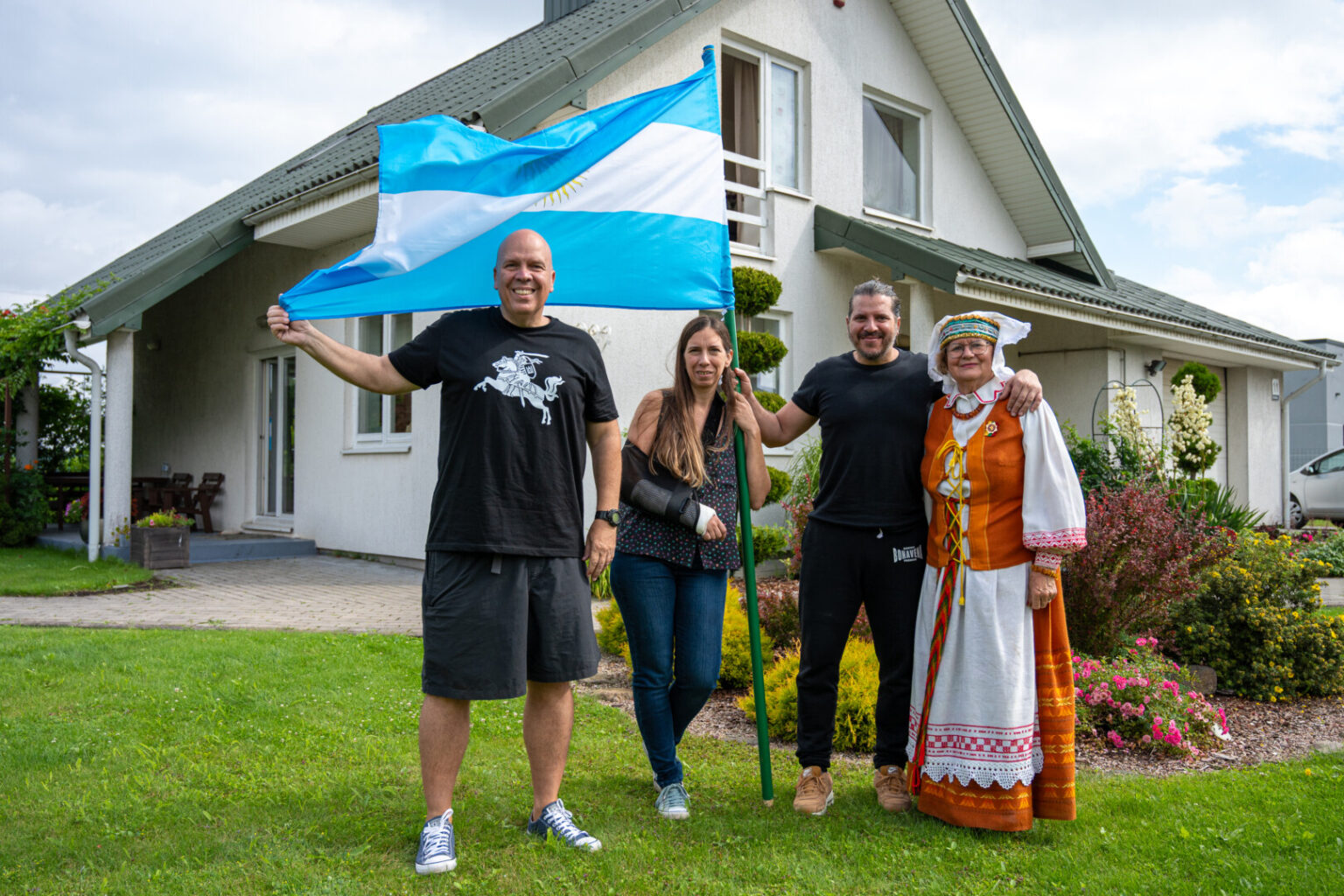 Pirmą kartą savo senelių žemę aplankę trys argentiniečiai – broliai Aleksandras Andrijanas, Gabrielius ir jų sesuo Hilda Vanina Mikėnai – liko sužavėti Lietuva.