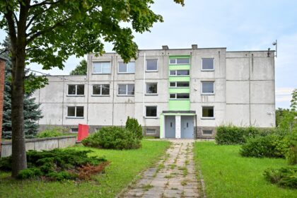 Ne vienerius metus tuščią stovintį buvusio policijos komisariato pastatą Panevėžyje, Molainių g. gatvėje, Turto bankas rengia parduoti.