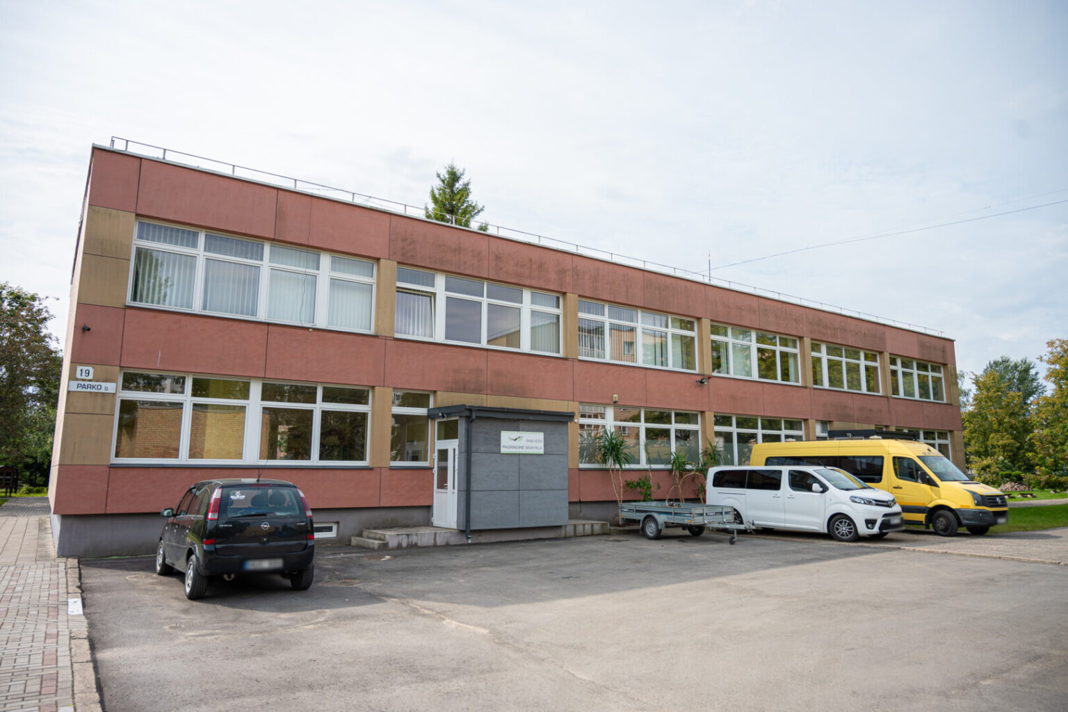 Iki rytojaus beliko gyvuoti nuo rugsėjo uždaromai Panevėžio kurčiųjų ir neprigirdinčiųjų mokyklai Parko gatvėje. Tuomet su ja teks atsisveikinti ir šešiems paskutinėms darbuotojams. Vėliau pastato laukia remontas, po jo – įkurtuvės.