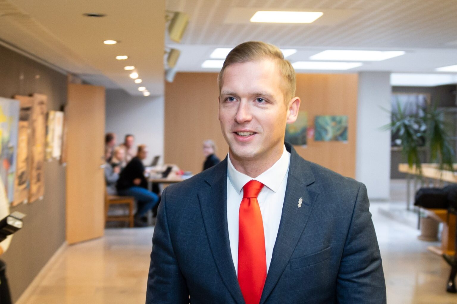 Po žinios viešojoje erdvėje apie Vilniaus rajono mero Roberto Duchnevičiaus sutuoktinės įmonės „Eurovaldymas“ kone penkerius metus teikiamas paslaugas Lietuvos socialdemokratų partijai (LSDP), Vyriausioji tarnybinės etikos komisija (VTEK) ketina aiškintis, ar pradėti tyrimą dėl galimo viešųjų ir privačių interesų konflikto, rašo „15min“. 