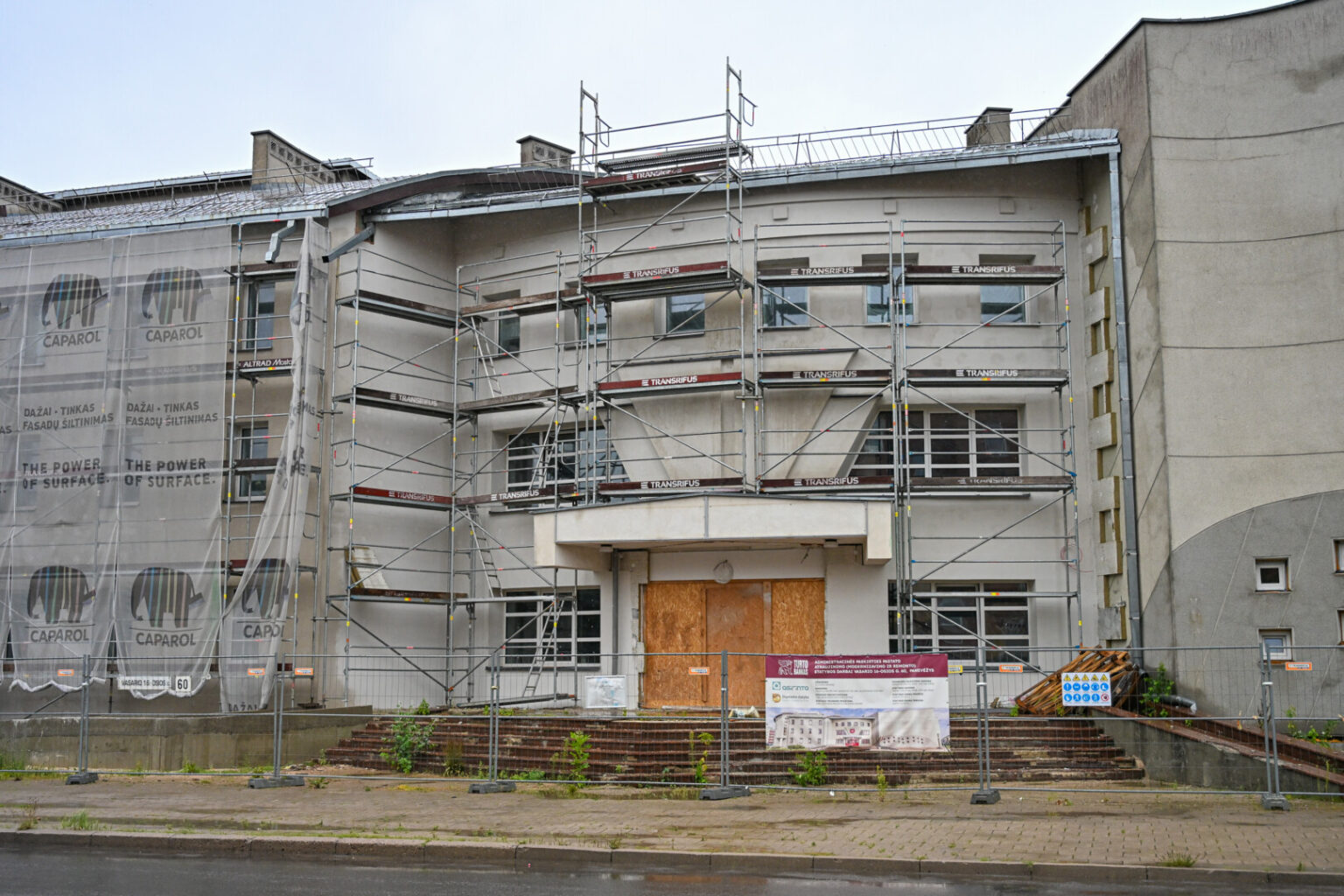 Panevėžio centre riogsantis, jau apaugęs piktžolėmis ir pastoliais paramstytas „Sodros“ pastatas vis labiau primena biurokratinių pažadų ir neveiksmingos statybų priežiūros simbolį.