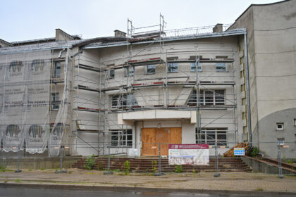 Panevėžio centre riogsantis, jau apaugęs piktžolėmis ir pastoliais paramstytas „Sodros“ pastatas vis labiau primena biurokratinių pažadų ir neveiksmingos statybų priežiūros simbolį.