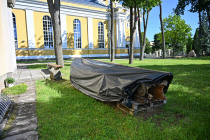 Prie Panevėžio Kristaus Karaliaus katedros tris dešimtmečius stovėjusi unikali ąžuolinė skulptūra – talentingo tautodailininko Vytauto Ulevičiaus sukurtas „Rūpintojėlis“ – šiandien dūla parapijos namų pasienyje po plėvele tarsi svetimkūnis savame mieste.