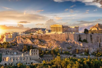 Atėnai – tarsi gyvas muziejus. Čia galima pasinerti į 2 500 metų istoriją ir kartu mėgautis šiuolaikinio didmiesčio ritmu. Atėnai žavi tuo, kad kiekviename žingsnyje gali aptikti istorijos nuotrupų, paragauti tradicinių skonių ir patirti tikrą graikų svetingumą.