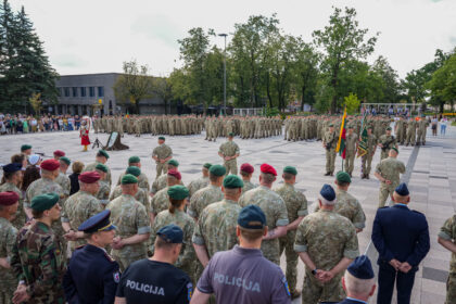 Laisvės aikštėje šiandien surengta iškilminga ceremonija – į atsargą išlydėti Karaliaus Mindaugo Husarų bataliono nuolatinės privalomosios pradinės karo tarnybos (NPPKT) kariai.