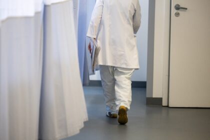 Siekiant didinti gydymo paslaugų prieinamumą, siūlo leisti medikams konsultuoti pacientus telefonu ar kitomis ryšių priemonėmis dirbant nuotoliu – t. y., esant už sveikatos priežiūros įstaigos ribų.