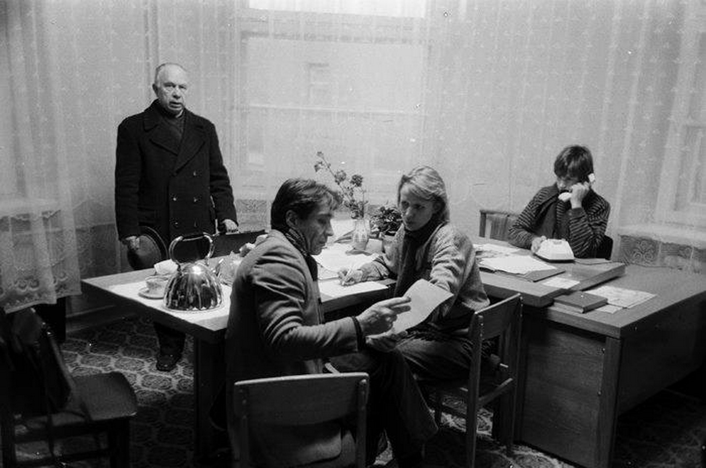 Sąjūdžio būstinėje. Priekiniam plane – aktorius Algirdas Paulavičius ir Nomeda Simėnienė. Stanislovo BAGDONAVIČIAUS (N. Simėnienės asmeninio albumo) nuotr.