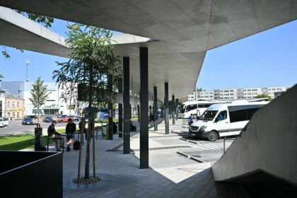 Keleiviams duris prieš penketą mėnesių atvėrusi naujoji Panevėžio autobusų stotis iš karto tapo moderniu miesto simboliu, tačiau nuolatiniai klientai guodžiasi net vasarą grūdinami ne savo noru.