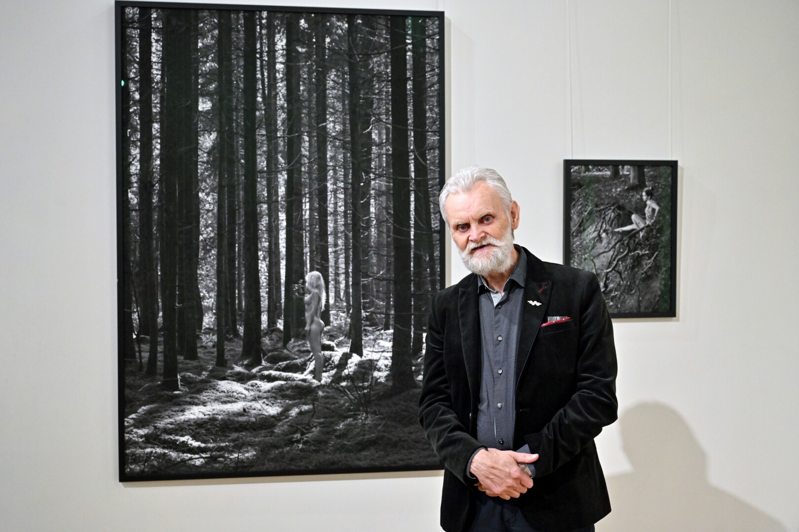 Naujausia fotogra fotografo paroda „Medeina“ – tai pasakojimas apie mišką, kūną ir mūsų santykį su gamta, kuriame persipina mitologija, vaikystės prisiminimai ir šiandienos ekologinės grėsmės. G. KARTANO nuotr.
