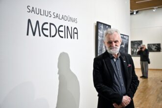 Nuo užsispyrusio paauglio, iš principo nusipirkusio pirmąjį fotoaparatą, iki vieno ryškiausių Lietuvos fotomenininkų – toks panevėžiečio Sauliaus Saladūno kelias.