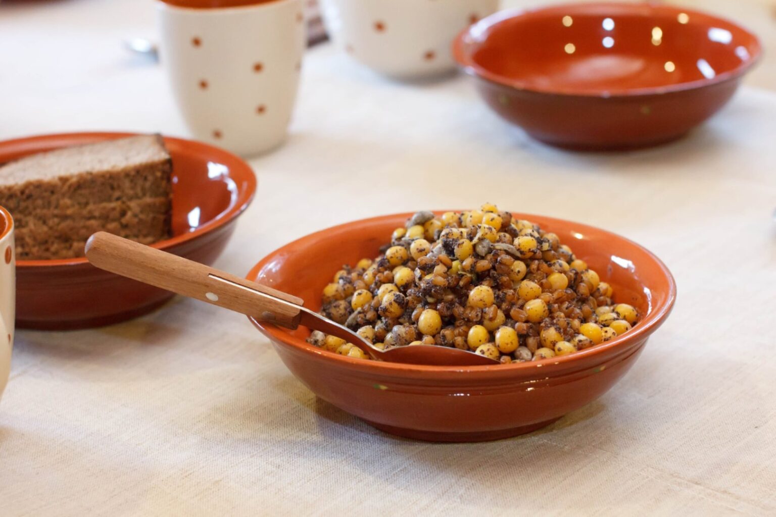 Ką šiandien galvotumėte, jei pusryčiams gautumėte garuojančios sriubos su kruopomis ir gabalu mėsos? O jei pietus tektų valgyti tylint, iš bendro dubens, dalinantis šaukštu su visa šeima?