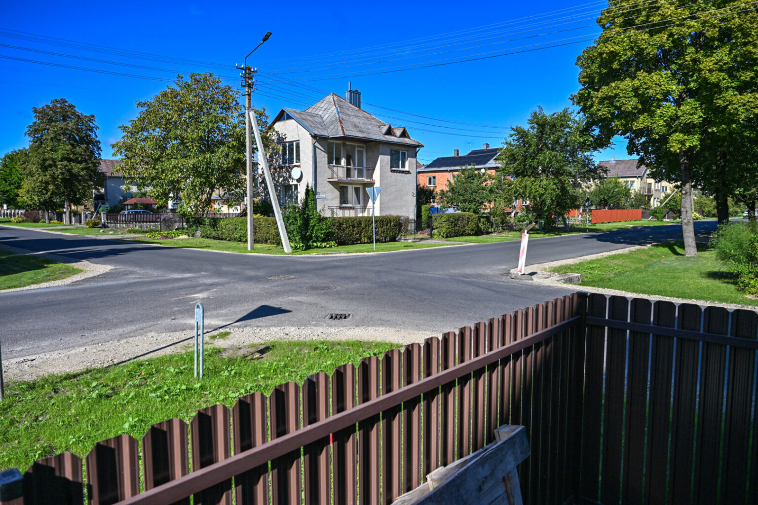 Panevėžiečiai, gyvenantys Rožyno individualių namų mikrorajone, po gatvių remonto jau pradeda bijoti išeiti į gatvę. Vos per porą mėnesių Amerikos ir Bijūnų gatvių sankryžoje jau įvyko šešios avarijos.