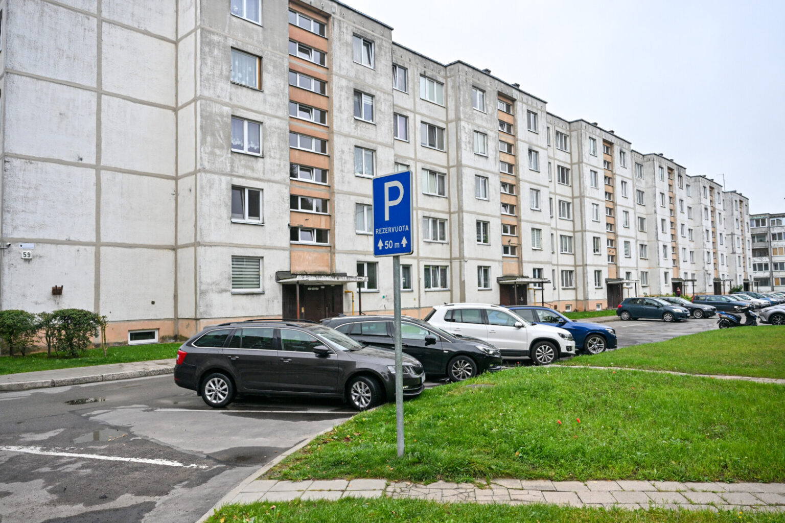 Daugiabučių kiemai, kadaise projektuoti kaip bendros miesto erdvės, šiandien dažnai tampa gyventojų konfliktų epicentru.