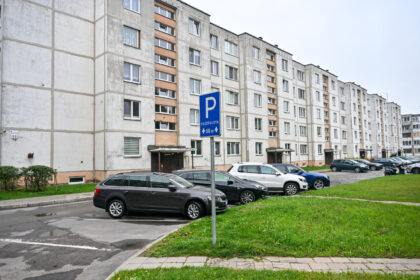 Daugiabučių kiemai, kadaise projektuoti kaip bendros miesto erdvės, šiandien dažnai tampa gyventojų konfliktų epicentru.