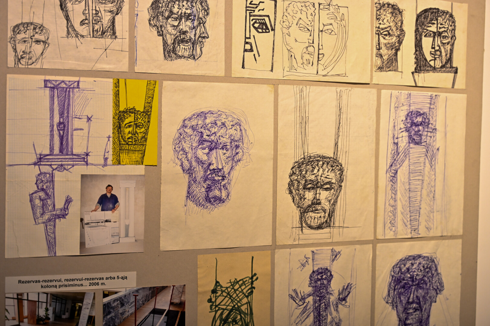 Parodoje „Prisiminimas“ eksponuojama daugiau nei trisdešimt Juozo Šlivinsko eskizų – tai, kas labai trapu, kas tarsi apnuogina autorių, o ėmus įgyvendinti kūrinį iš tvarios medžiagos, netenka dalies savo gyvybingumo. P. ŽIDONIO nuotr.