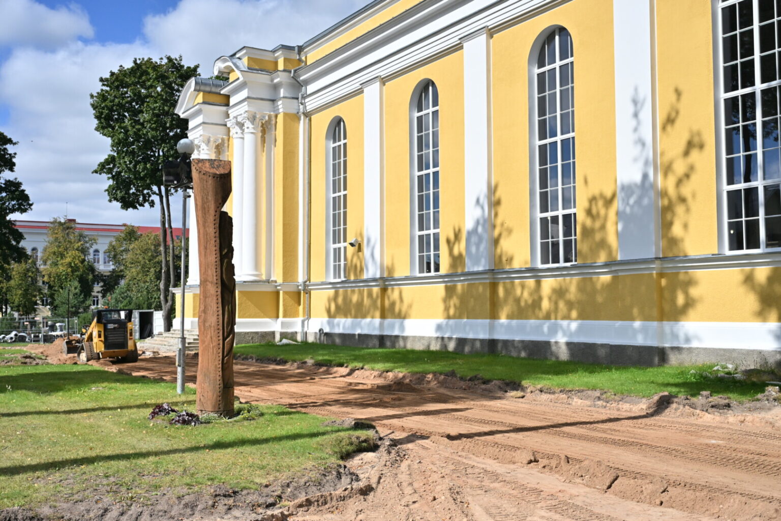 Į Kristaus Karaliaus katedroje šią savaitę vyksiančias Panevėžio garbės piliečio vardo suteikimo kunigui kankiniui Alfonsui Lipniūnui iškilmes susirinkusieji neturėtų nustebti pamatę kone apkasuose skendinčią šventovę.