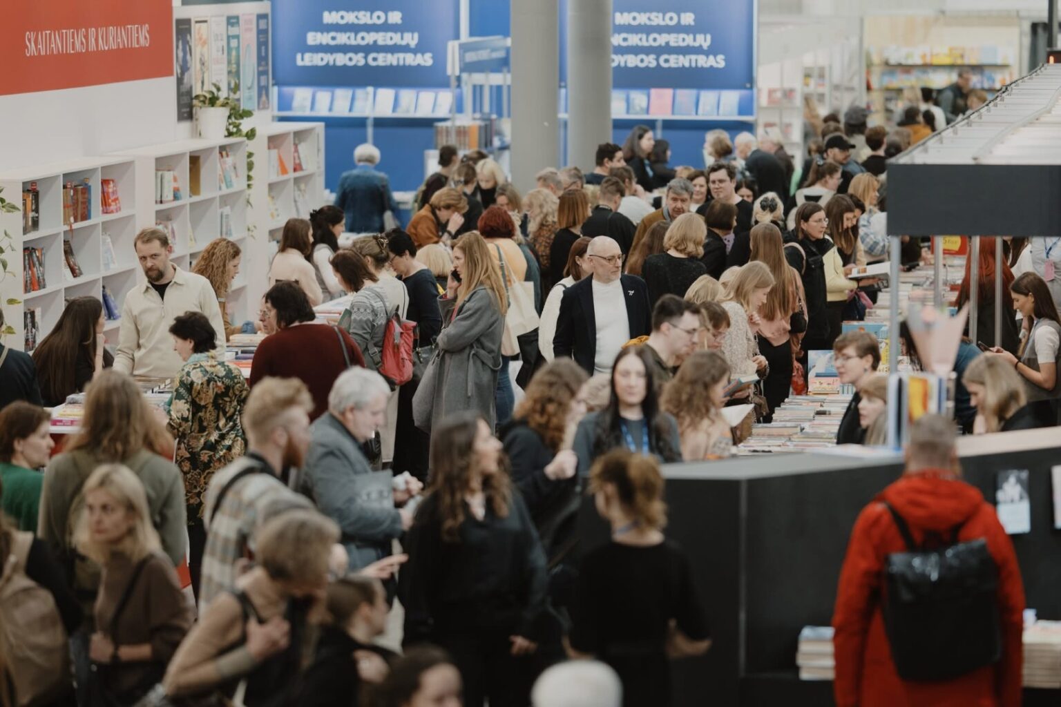 „Nemuno aušros“ atstovui Ignotui Adomavičiui tapus kultūros ministru, Vilniaus knygų mugė atsisako prezidento Gitano Nausėdos globos ir prašo premjerės Ingos Ruginienės bei naujojo ministerijos vadovo artimiausios mugės metu nesakyti sveikinimo kalbų.