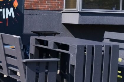 Panevėžyje kebabų kioskelį atidarę ukrainiečiai iš karto sulaukė panevėžiečių pamokos dėl rusiško pavadinimo, nukopijuoto nuo vieno picerijų tinklo, veikiančio rusijoje ir Baltarusijoje.