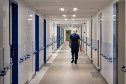 Po vasaros atostogų vaikams sugrįžus į darželius ir mokyklas, o suaugusiesiems į darbus ir įprastines savo veiklas, vėl daugėja COVID-19 atvejų.