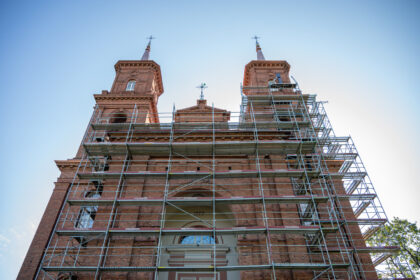 Į Panevėžį iš aukštai žvelgiantys Šv. apaštalų Petro ir Povilo bažnyčios bokštai vėl spindi – iš tolo matomas naujas varinis rūbas.
