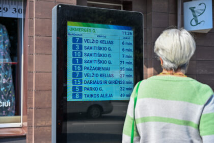 Miesto viešuoju transportu besinaudojantys panevėžiečiai stebisi, kad prieš daugiau kaip pusantrų metų autobusų stotelėse įrengtos švieslentės iki šiol tinkamai neveikia.