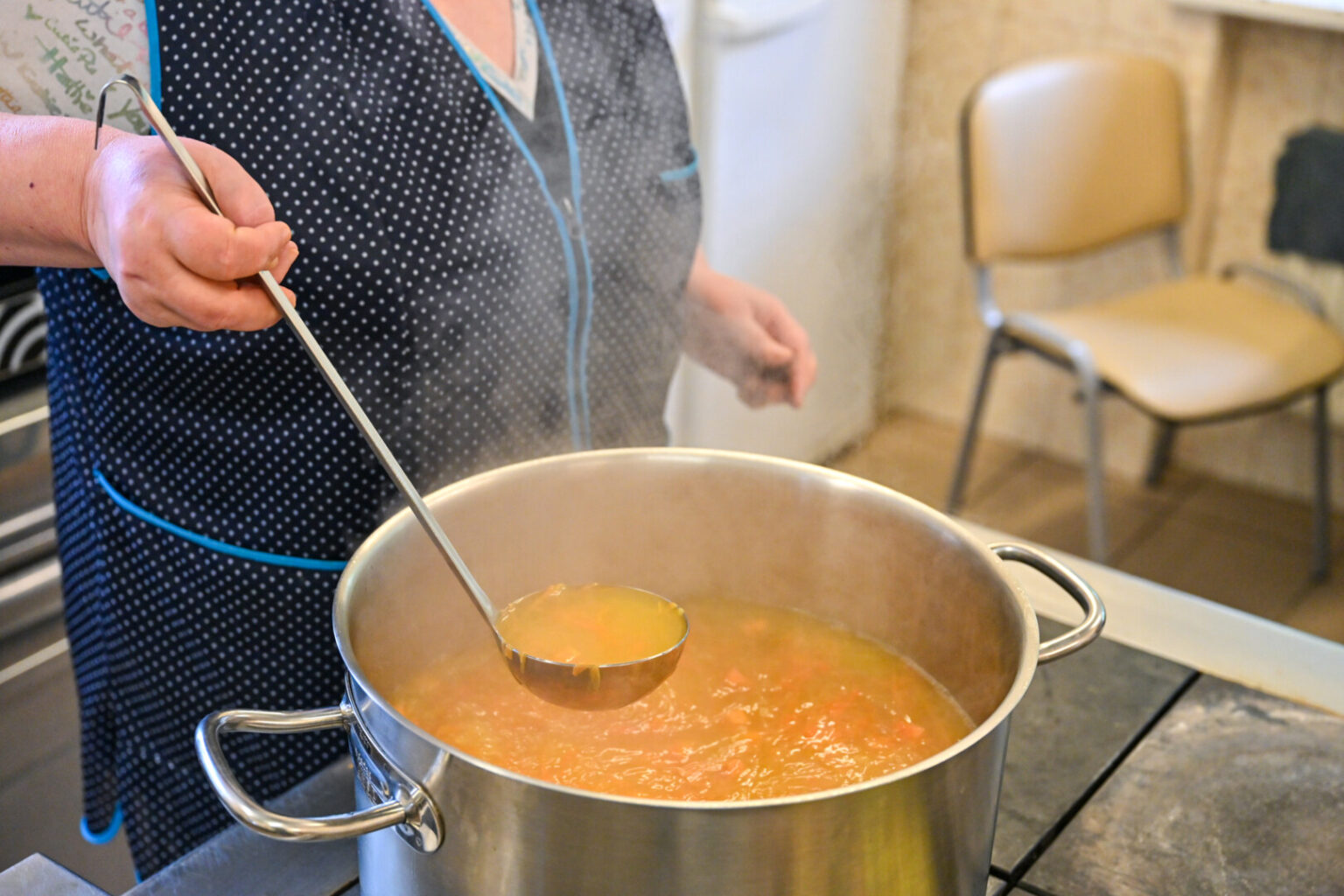 Panevėžio labdaros valgyklos kasdien pamaitina per šimtą žmonių, kuriems jose gautas šiltas maistas dažnai yra vienintelė dienos maisto porcija.