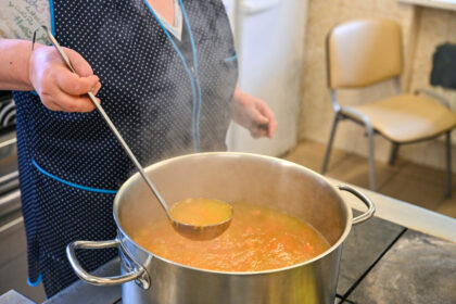 Panevėžio labdaros valgyklos kasdien pamaitina per šimtą žmonių, kuriems jose gautas šiltas maistas dažnai yra vienintelė dienos maisto porcija.
