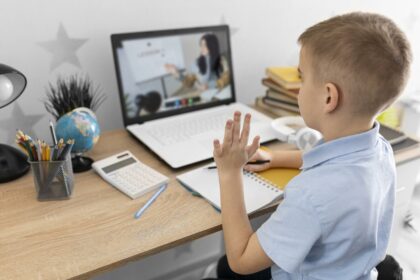 Mokykloms nesisekant privilioti mokytojų, kai kurioms tenka prisiminti pandemijos pamokas – grįžta nuotolinis mokymas.