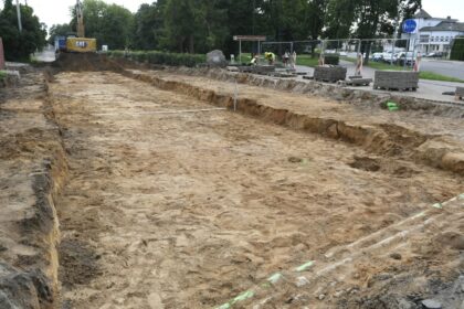 Eidami Panevėžio senamiesčio gatvėmis retai susimąstome, kad po kojomis – dešimtys sluoksnių miesto praeities. Tačiau kai miesto rekonstrukcija susiduria su archeologija, prasideda tikras istorinis detektyvas.