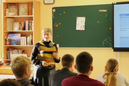 Artėjant Tarptautinei mokytojų dienai Švietimo, mokslo ir sporto ministerija šiandien Lietuvos metų mokytojo premiją įteiks Krekenavos Mykolo Antanaičio gimnazijos lietuvių kalbos ir literatūros mokytojai metodininkei Rimai Balčiuvienei.