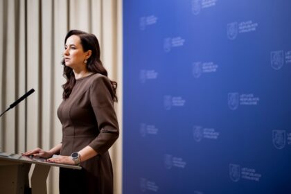 „Nemuno aušros“ pirmininkas Remigijus Žemaitaitis daug šneka, bet sprendimus priima Vyriausybė, sako premjerė Inga Ruginienė, paklausta, kodėl suskubo atsisveikinti su krašto apsaugos ministre Dovile Šakaliene, o ne su į skandalus nuolat įsiveliančiu „aušriečių“ lyderiu.