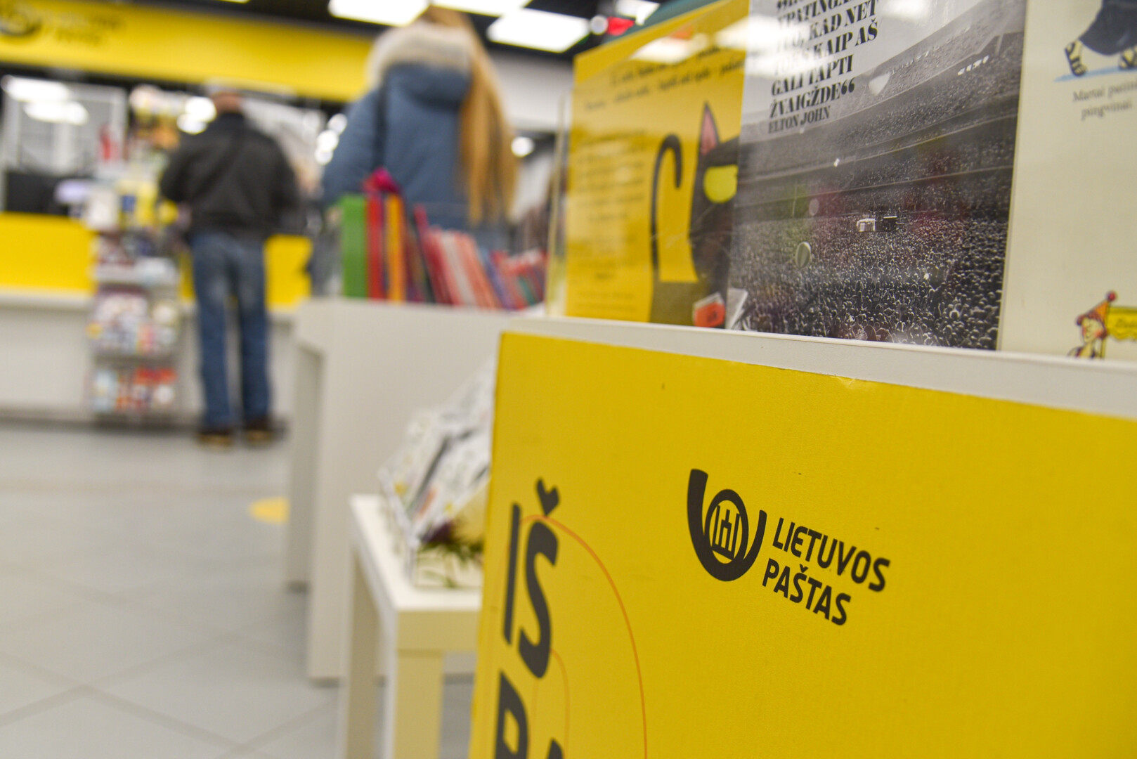 Atokesnių Panevėžio rajono vietovių gyventojai piktinasi, kad Lietuvos paštui panaikinus skyrius kaimuose laiku nebesulaukia spaudos, o siuntinių atsiimti kartais netgi tenka važiuoti į miestą. P. ŽIDONIO nuotr.