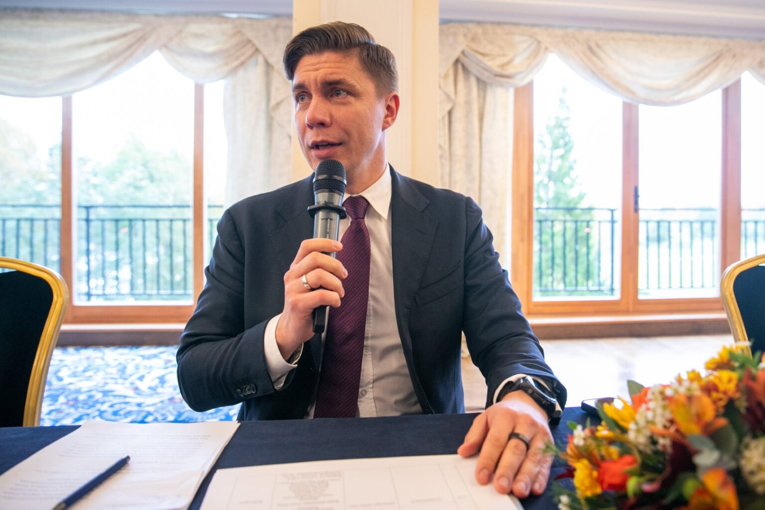 Lietuvos socialdemokratų partijos (LSDP) tarybai nutarus perimti Kultūros ministeriją, politinės jėgos lyderis Mindaugas Sinkevičius tikina, kad kol kas nediskutavo, kaip tokius žingsnius įvertins „Nemuno aušra“.