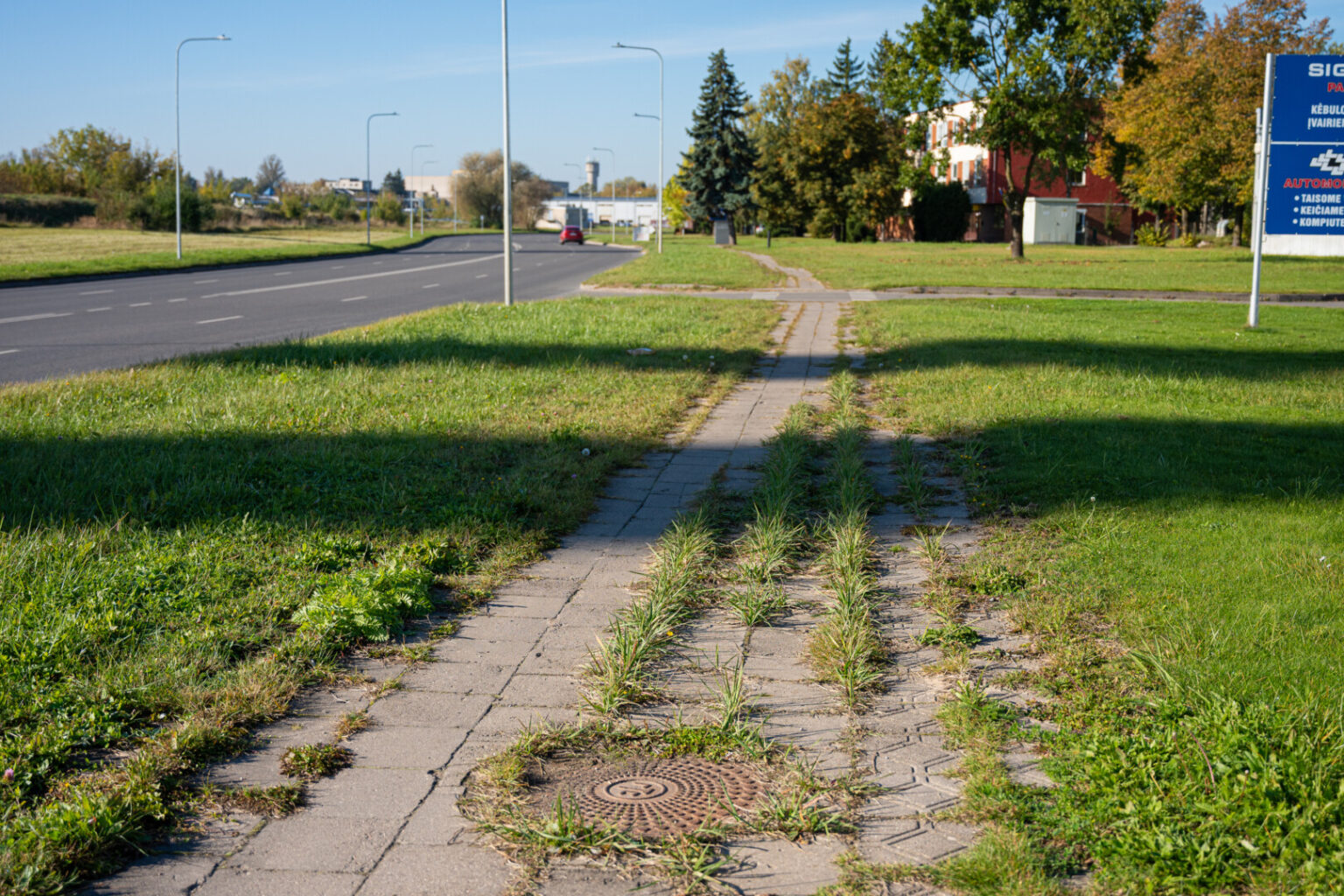 Panevėžyje po truputį šlifuojami šaligatviai, tačiau ne visi iš karto sulaukia savo eilės.