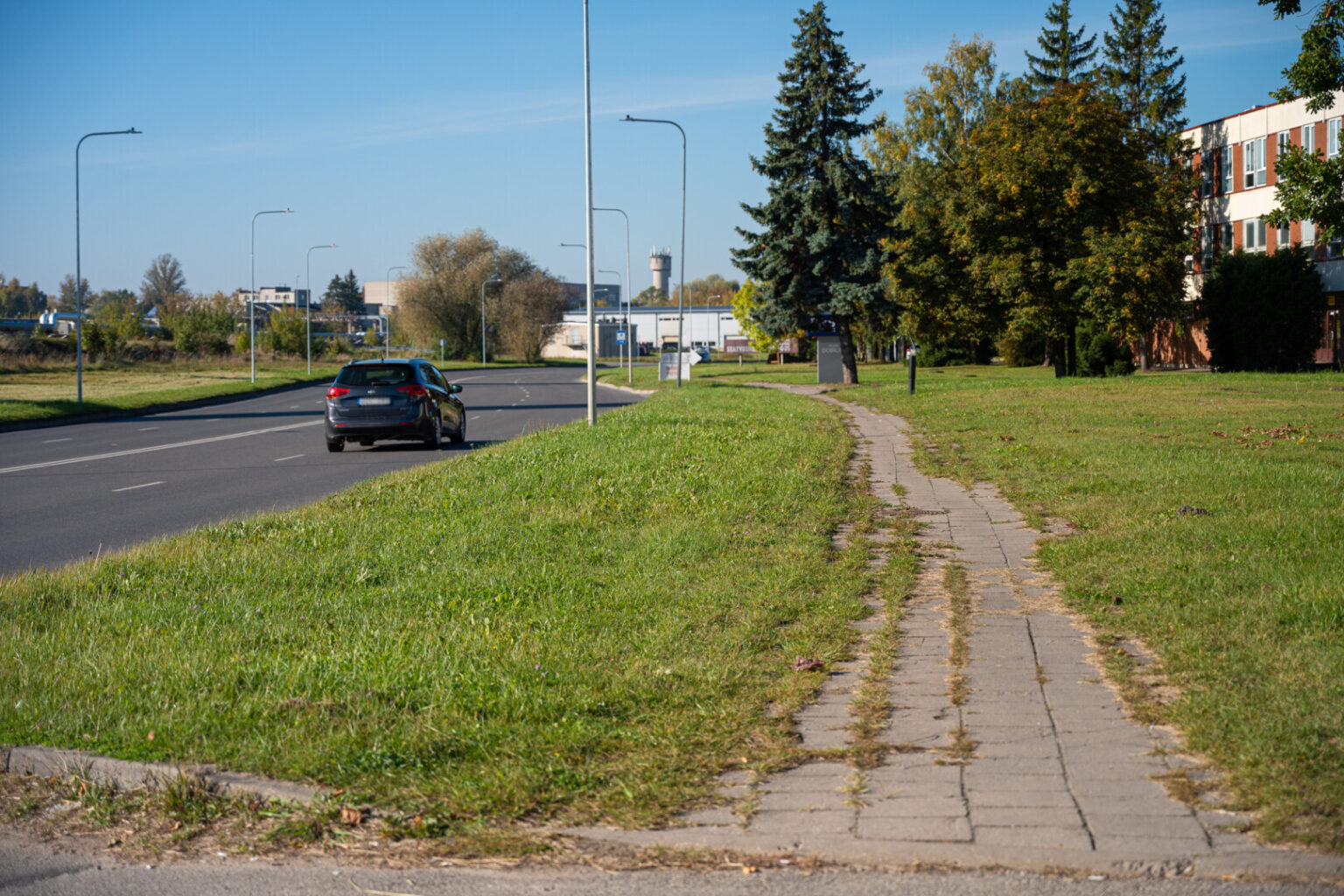 Panevėžyje po truputį šlifuojami šaligatviai, tačiau ne visi iš karto sulaukia savo eilės.