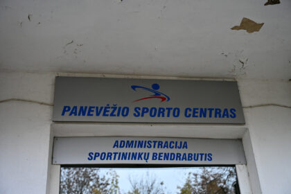 Panevėžio sporto centro trenerių kantrybės taurė persipildė. Jie rengia raštą įstaigos vadovui, reikalaudami peržiūrėti darbo užmokesčio koeficientus. Visgi treneriai prasitaria, kad nebeadekvatūs atlyginimai – tik ledkalnio viršūnė sportininkų kalvėje.
