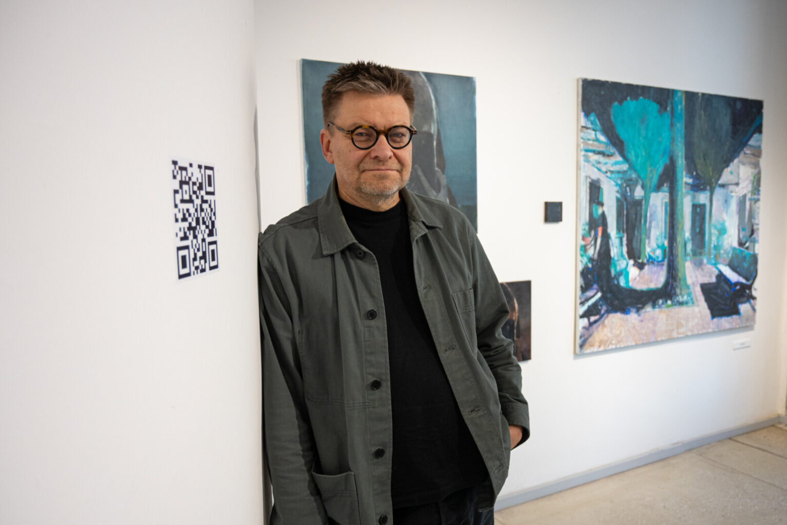 Namai paprastai asocijuojasi su ramybe, jaukumu, vieta, kur pasaulis nekelia grėsmės. Tačiau panevėžiečio tapytojo Ramūno Grikevičiaus naujausi darbai kalba apie kitokius namus – pasaulį, praradusį tvarką ir prasmę.