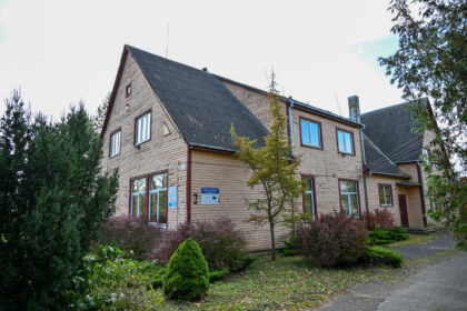 Prieš keletą metų uždaryta Skaistgirių mokykla tebekelia aistras. Kaimo bendruomenei nepavykus susigrąžinti pastato savo žinion ir Turto bankui šiomis dienomis paskelbus jo pardavimo aukcioną, skaistgiriškiai bandys pasinaudoti paskutiniu šansu.