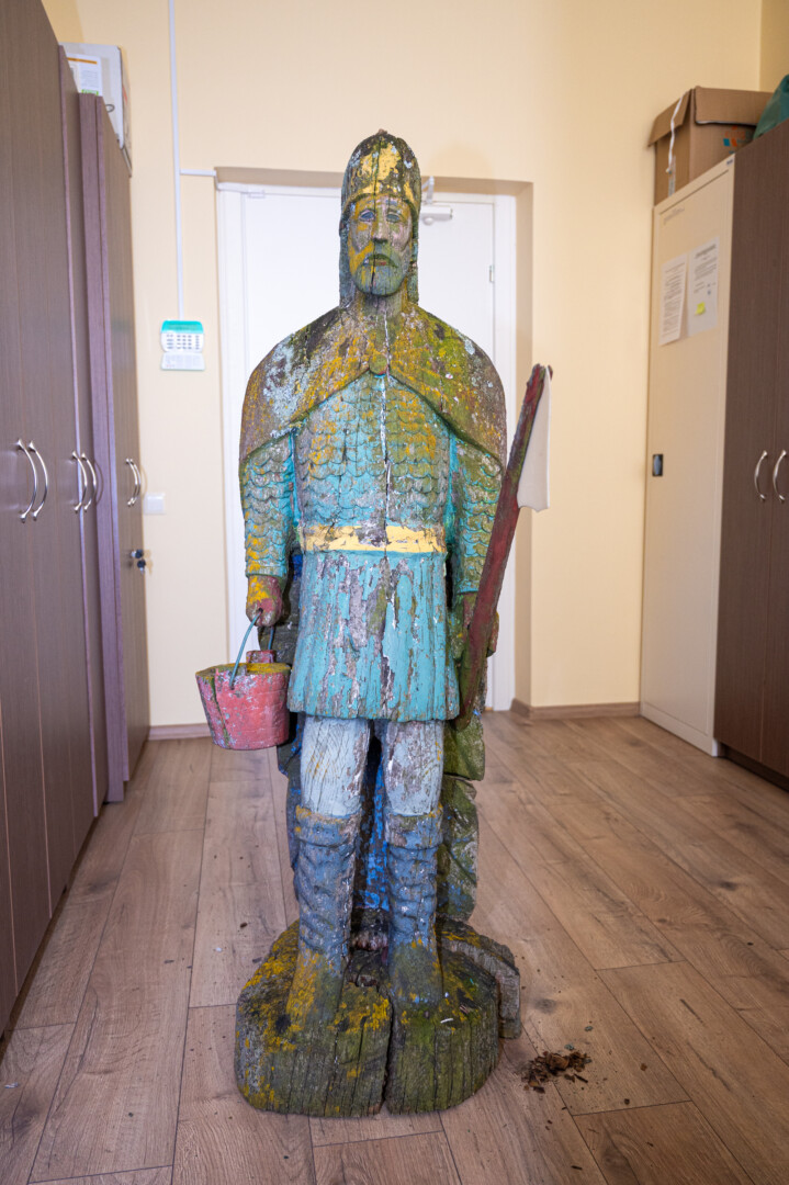 Sutvarkytas šv. Florijonas į Raguvą nebegrįš. Skulptūra papildys Panevėžio kraštotyros muziejaus ekspoziciją. P. ŽIDONIO nuotr.