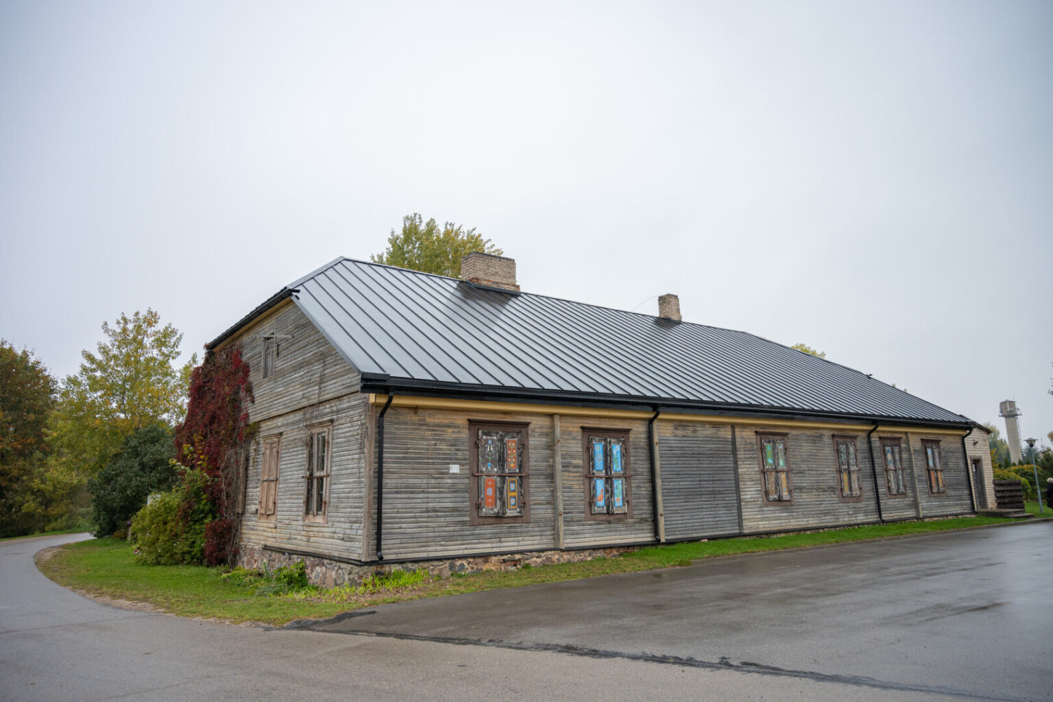 Šalia išpuoselėto Upytės tradicinių amatų centro stovintis palaikis pastatas, kuris, kaip tvirtina vietiniai, kitados buvo dvarą valdžiusių ponų namas, tapęs savotiška rajono gėda.