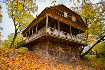 Panevėžyje 1988-ųjų pabaigoje ne tik padvelkė laisvės vėjai, bet ir atsivėrė galimybė pažvelgti į praeitį, kuri ilgus dešimtmečius buvo slepiama ir naikinama. Sąjūdžio žmonės ėmėsi ypatingos misijos – išsaugoti tikrąją istoriją, kurią sovietmečiu įžūliai siekta suklastoti.