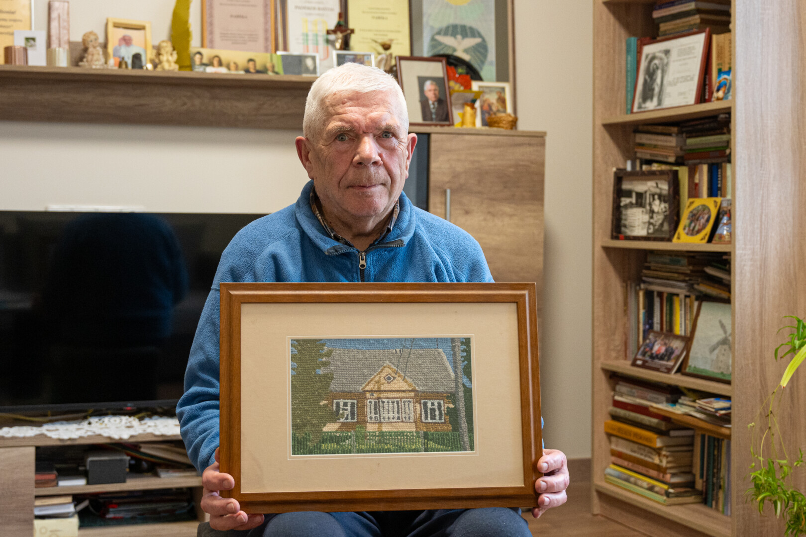 Tapęs senjoru Vilius Masilionis prisiminė iš mamos gautas siuvinėjimo pamokas ir išsiuvinėjo tėvų namus. P. ŽIDONIO nuotr.