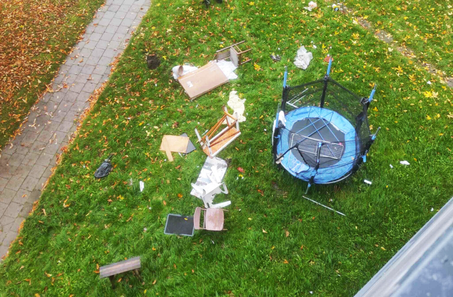 Vieno Panevėžio Vilties gatvės daugiabučio gyventojai, ilgus metus taikstęsi su kaimyno keistumais, pastaruosius du mėnesius kenčia jo išpuolius ir nebeišmano, kur prašyti pagalbos.